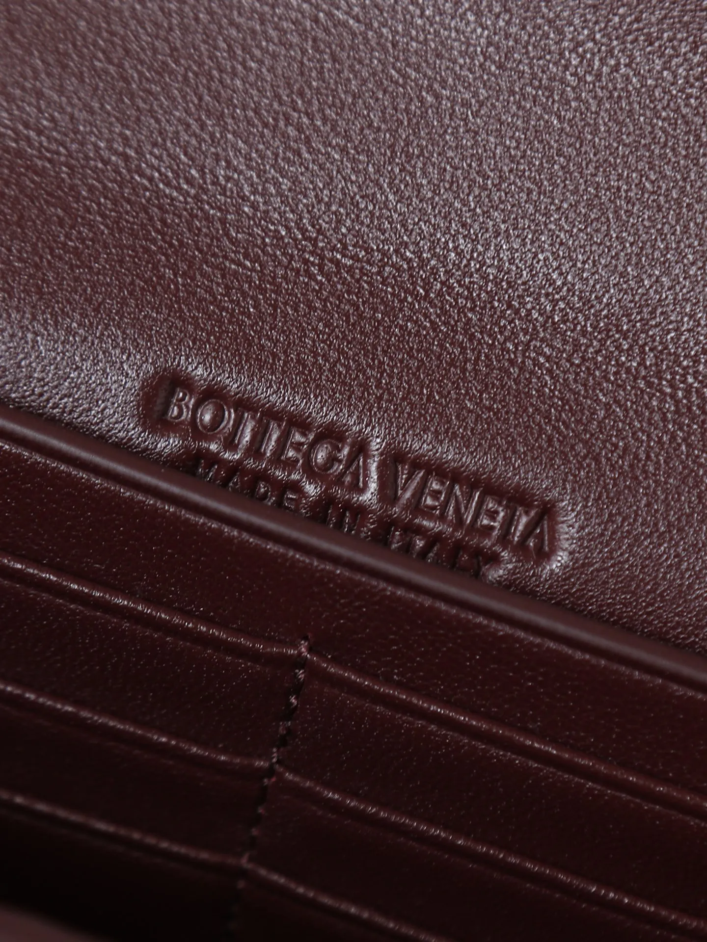Batch 1540. The BV Andiamo evening handbag has been heavily cultivated again~ The designer aesthetics of the era of economic downturn are back. You fall in love with it at first sight and can't put it down. It's so beautiful. It's full of aura. The shape and texture are very competitive. It's lightweight and has sufficient capacity. It's a must-have for fashionistas. It's suitable for many occasions, minimalist, high-end and light luxury. Style number: 741511 Size: 31*13*3cm